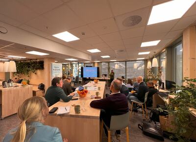 Et bilde som viser folk i et hyggelig lokale drevet av Hadelandshagen