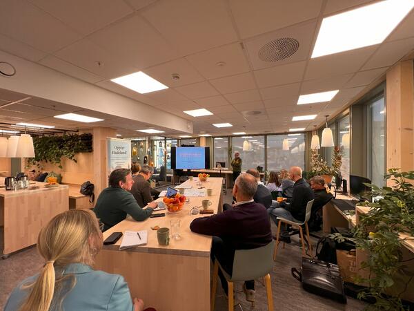 Et bilde som viser folk i et hyggelig lokale drevet av Hadelandshagen