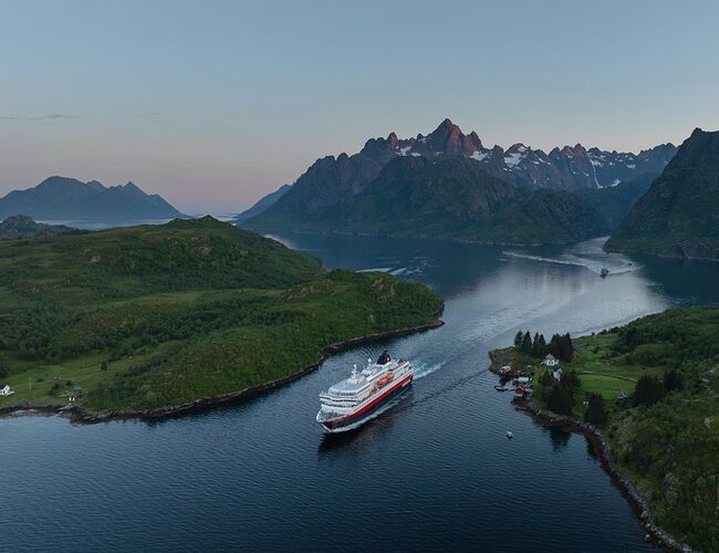 MS Richard With i Svartsundet, like ved Trollfjorden i Nordland. Foto: Espen Mills / Hurtigruten