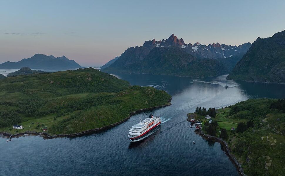 MS Richard With i Svartsundet, like ved Trollfjorden i Nordland. Foto: Espen Mills / Hurtigruten