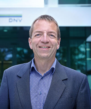 – Vi lurer oss selv hvis vi tror at økt olje- og gasseksport ikke har en nedside når det gjelder interesse og kompetanse for energiomstillingen, sier Sverre Alvik, forskningsleder for energiomstilling i DNV. Foto: DNV