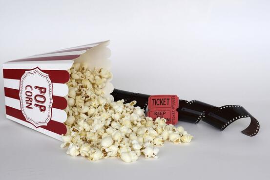 Boks med popcorn , filmrull og billetter