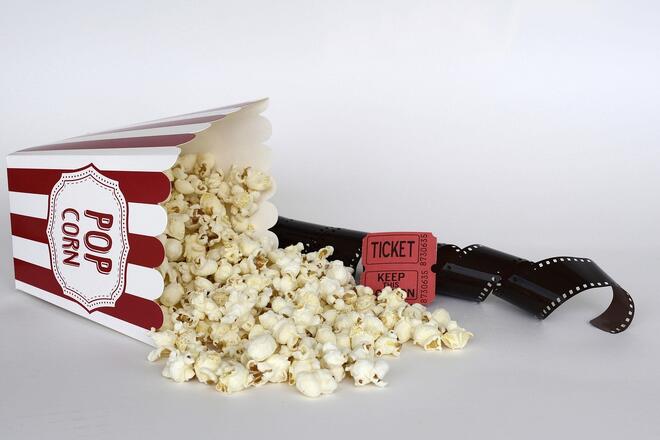 Boks med popcorn , filmrull og billetter