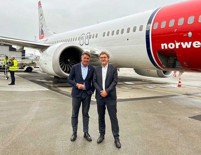 Geir Karlsen og Niels Hemmingsen, CEO ved Aalborg lufthavn, ved et tidligere bærekraftsarrangement på Aalborg Lufthavn. Foto: Norwegian