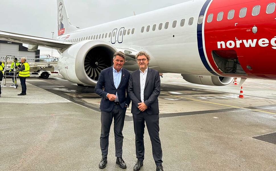 Geir Karlsen og Niels Hemmingsen, CEO ved Aalborg lufthavn, ved et tidligere bærekraftsarrangement på Aalborg Lufthavn. Foto: Norwegian