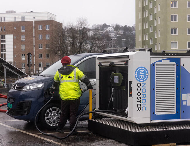 Nordic Booster, som holder til i Rælingen utenfor Lillestrøm, har utviklet og produsert det første anlegget som er godkjent av Statnett. Det er nå klart for drift ved FUSens hovedkontor i Oslo. Foto: Akershus Energi