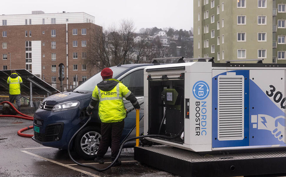 Nordic Booster, som holder til i Rælingen utenfor Lillestrøm, har utviklet og produsert det første anlegget som er godkjent av Statnett. Det er nå klart for drift ved FUSens hovedkontor i Oslo. Foto: Akershus Energi