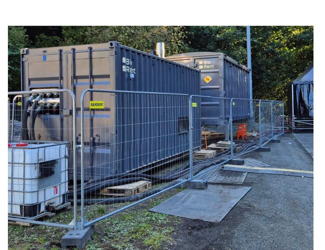 Varmen leveres fra to containere som hver har installert en 330 kW-kjel fra Hargassner. Foto: BIOrent Varmen leveres fra to containere som hver har installert en 330 kW-kjel fra Hargassner. Foto: BIOrent