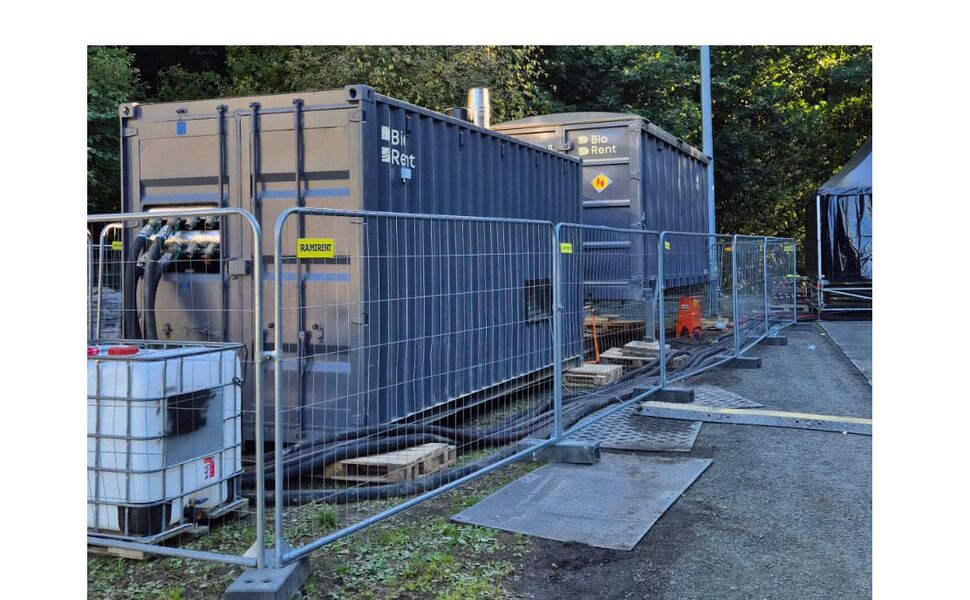 Varmen leveres fra to containere som hver har installert en 330 kW-kjel fra Hargassner. Foto: BIOrent