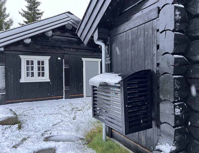 Varmepumpe på hytte i Gudbrandsdalen. Foto: Rolf Iver Mytting Hagemoen/Norsk Varmepumpeforening. Varmepumpe på hytte i Gudbrandsdalen. Foto: Rolf Iver Mytting Hagemoen/Norsk Varmepumpeforening.