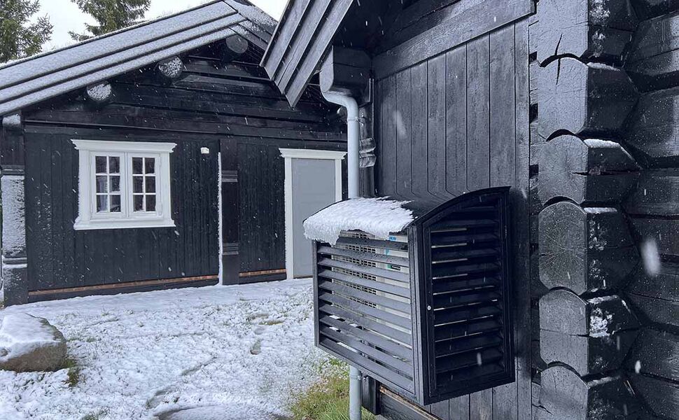 Varmepumpe på hytte i Gudbrandsdalen. Foto: Rolf Iver Mytting Hagemoen/Norsk Varmepumpeforening.