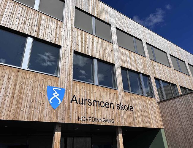 I august markerte Aurskog-Høland kommune åpningen av de nye svanemerkede byggene, Aursmoen skole og barnehage. Foto: Miljømerking Norge