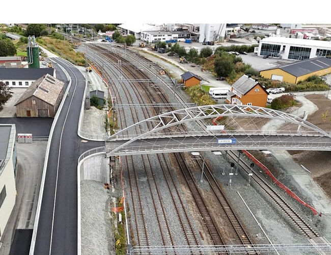 Hangarbrua går over jernbaneskinnene ved Leangen stasjon i Trondheim. Foto: Vegard Thorvaldsen/Statens vegvesen Hangarbrua går over jernbaneskinnene ved Leangen stasjon i Trondheim. Foto: Vegard Thorvaldsen/Statens vegvesen