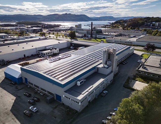 Effektiv utnyttelse: Solcelleanlegget dekker det aller meste av taket i Havnegata 16, og er dimensjonert for å også eksportere strøm ut på det lokale strømnettet. Foto: Logistea Effektiv utnyttelse: Solcelleanlegget dekker det aller meste av taket i Havnegata 16, og er dimensjonert for å også eksportere strøm ut på det lokale strømnettet. Foto: Logistea