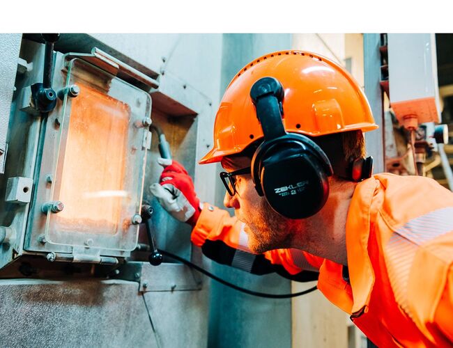 Uten økonomisk støtte vil det ikke være mulig å realisere karbonfangst i Rådalen. Forbrenningsanlegget i Rådalen er også en sentral del av Bergens lokale beredskap. Anlegget sørger for trygg håndtering av avfall og produserer samtidig strøm og fjernvarme som holder byens bygg og hjem varme, også i krisesituasjoner. Foto: Cecilie Bannow Uten økonomisk støtte vil det ikke være mulig å realisere karbonfangst i Rådalen. Forbrenningsanlegget i Rådalen er også en sentral del av Bergens lokale beredskap. Anlegget sørger for trygg håndtering av avfall og produserer samtidig strøm og fjernvarme som holder byens bygg og hjem varme, også i krisesituasjoner. Foto: Cecilie Bannow