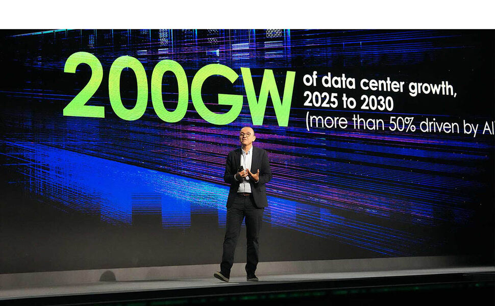 Olivier Blum inviterte industriledere til å bli med Schneider Electric som deres energiteknologipartner på Innovation Summit Copenhagen 2025. Foto: Stefania Nilsen - Schneider Electric Olivier Blum inviterte industriledere til å bli med Schneider Electric som deres energiteknologipartner på Innovation Summit Copenhagen 2025. Foto: Stefania Nilsen - Schneider Electric