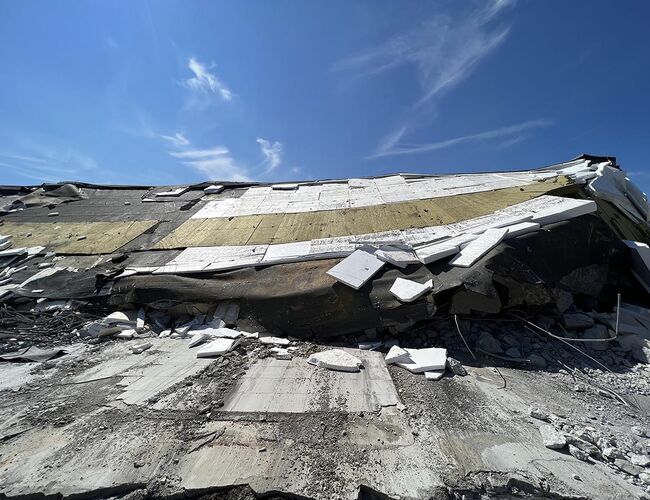 Riving av butikkbygning rett ved BEWIs fabrikk i Fredrikstad. Her fikk SINTEF-forskerne tilgang til brukt plastisolasjon som ble analysert i laboratoriet. Foto: Svein Tore Larsen /BEWI Riving av butikkbygning rett ved BEWIs fabrikk i Fredrikstad. Her fikk SINTEF-forskerne tilgang til brukt plastisolasjon som ble analysert i laboratoriet. Foto: Svein Tore Larsen /BEWI