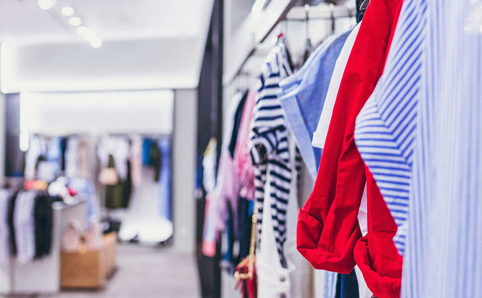 Miljødirektoratet foreslår at norske produsenter som selger klær og tekstiler må ta ansvar for produktene når de blir kastet. Hensikten er å øke ombruk av tekstiler og materialgjenvinning av tekstilavfall. Foto: Unsplash Miljødirektoratet foreslår at norske produsenter som selger klær og tekstiler må ta ansvar for produktene når de blir kastet. Hensikten er å øke ombruk av tekstiler og materialgjenvinning av tekstilavfall. Foto: Unsplash