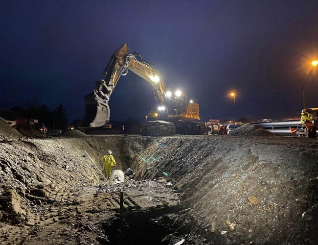 En av Bjellands elektriske 25-tonns gravemaskiner i sving. Foto: Bjelland AS