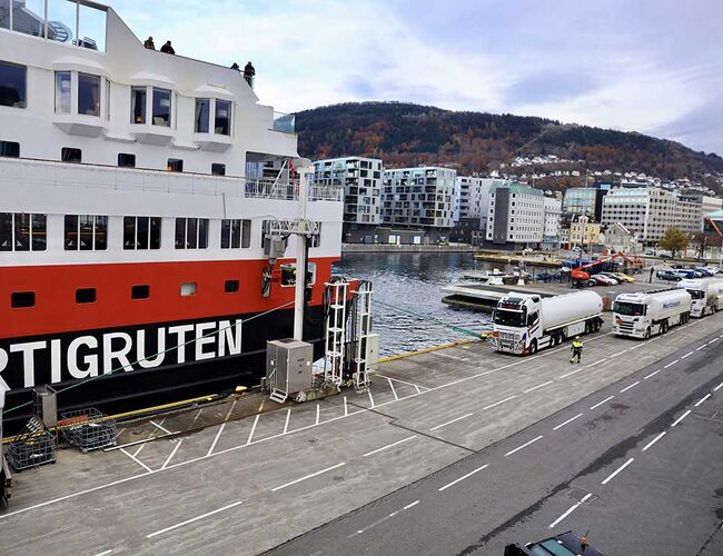 Her lastes Hurtigruteskipet MS Richard With for sin historiske seilas ut fra Bergen. Tankbilene står klar for å bunkre med 100% biodrivstoff som er laget av matavfall og brukt frityrolje på St1s raffineri i Gøteborg. Foto: Hurtigruten Her lastes Hurtigruteskipet MS Richard With for sin historiske seilas ut fra Bergen. Tankbilene står klar for å bunkre med 100% biodrivstoff som er laget av matavfall og brukt frityrolje på St1s raffineri i Gøteborg. Foto: Hurtigruten