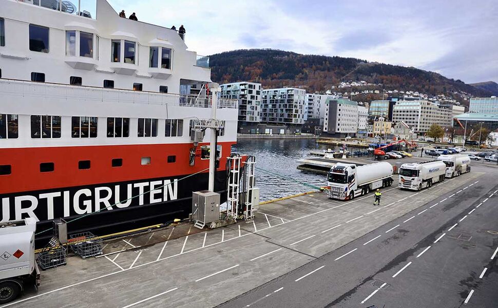 Her lastes Hurtigruteskipet MS Richard With for sin historiske seilas ut fra Bergen. Tankbilene står klar for å bunkre med 100% biodrivstoff som er laget av matavfall og brukt frityrolje på St1s raffineri i Gøteborg. Foto: Hurtigruten Her lastes Hurtigruteskipet MS Richard With for sin historiske seilas ut fra Bergen. Tankbilene står klar for å bunkre med 100% biodrivstoff som er laget av matavfall og brukt frityrolje på St1s raffineri i Gøteborg. Foto: Hurtigruten