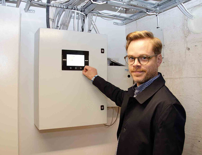 Fagansvarlig energi i Mustad Eiendom, Espen Klakeg, i et av de tekniske rommene til Mustad Eiendom. Foto: EnergiAktuelt