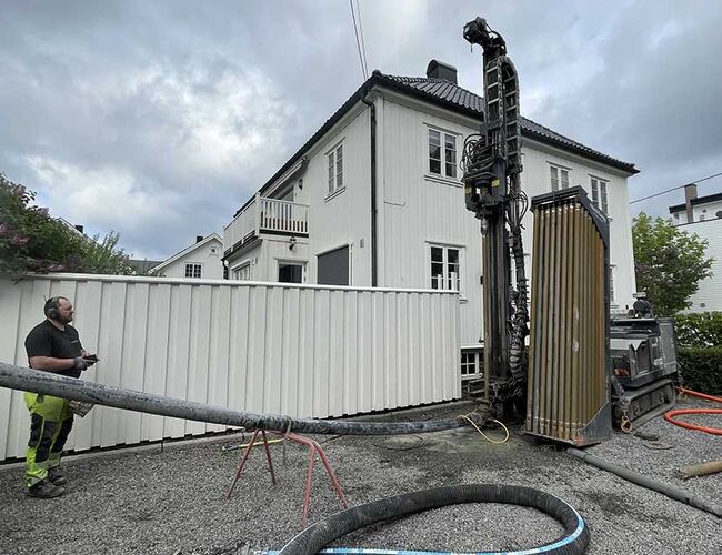 Arbeid i forbindelse med etablering av bergvarme. Foto: Norsk Varmepumpeforening