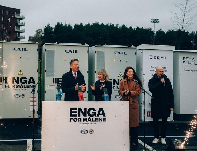Fra venstre: Energiminister Terje Aasland, ordfører Anne Lindboe og fotballpresident Lise Klaveness. Foto: Vålerenga Fra venstre: Energiminister Terje Aasland, ordfører Anne Lindboe og fotballpresident Lise Klaveness. Foto: Vålerenga