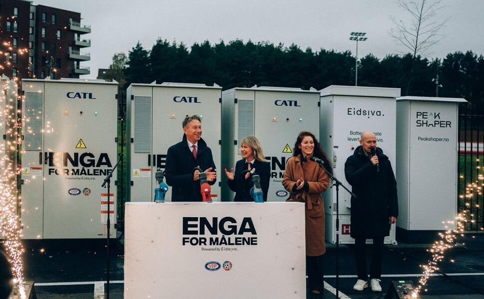 Fra venstre: Energiminister Terje Aasland, ordfører Anne Lindboe og fotballpresident Lise Klaveness. Foto: Vålerenga Fra venstre: Energiminister Terje Aasland, ordfører Anne Lindboe og fotballpresident Lise Klaveness. Foto: Vålerenga