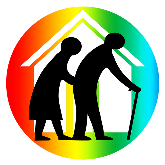 Eldre par som er ute å går foran ett hvitt hus