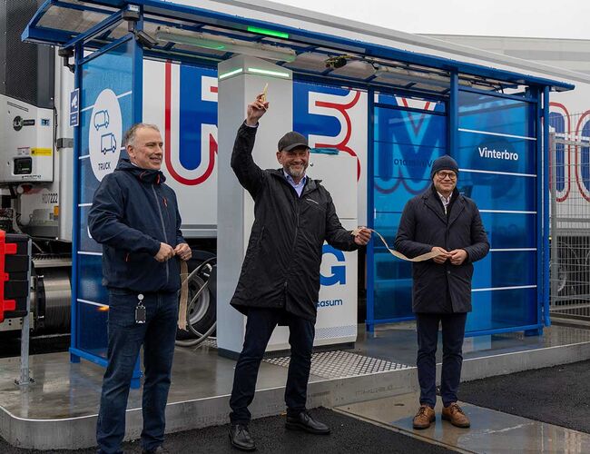 Her klippes snoren av Kjell Stokbakken, direktør for Varer & Forsyning i REMA 1000. Foto: REMA 1000 Her klippes snoren av Kjell Stokbakken, direktør for Varer & Forsyning i REMA 1000. Foto: REMA 1000