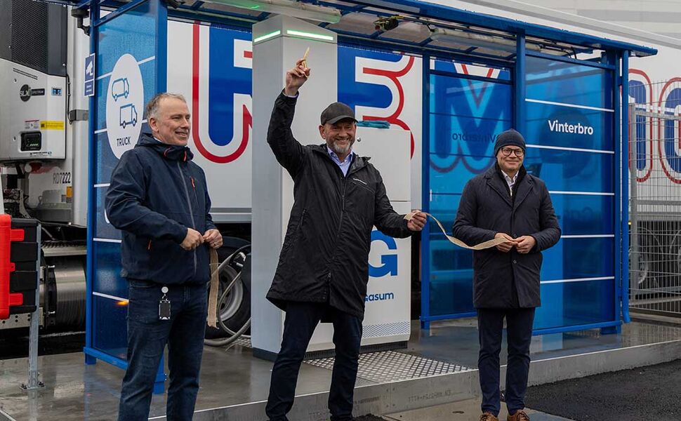 Her klippes snoren av Kjell Stokbakken, direktør for Varer & Forsyning i REMA 1000. Foto: REMA 1000 Her klippes snoren av Kjell Stokbakken, direktør for Varer & Forsyning i REMA 1000. Foto: REMA 1000