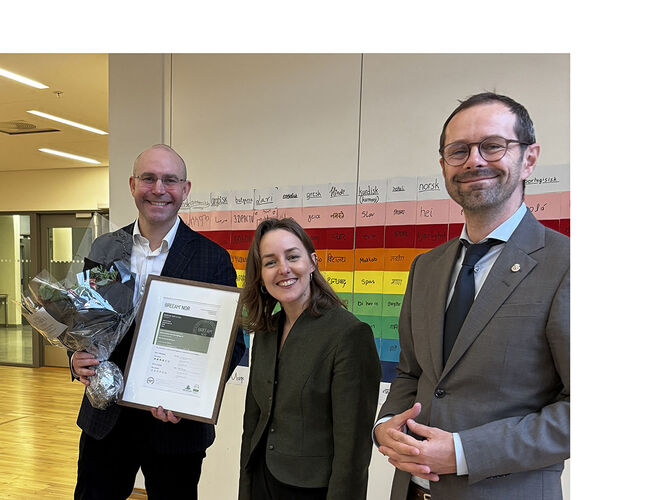 Administrerende direktør Oslo Pensjonsforsikring, Lars Haram, daglig leder i Grønn Byggallianse, Mie Fuglseth og finansbyråd Hallstein Bjercke (V). Foto: Grønn Byggallianse