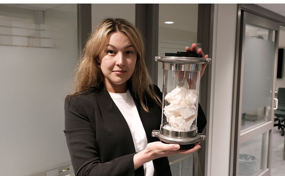 Dette helt vanlige stoffet har du kanskje i kjøkkenskapet. Nå spiller det hovedrollen i et nytt system for varmelagring. Forsker Galina Simonsen (bildet) tror løsningen kan bli svært nyttig også i private hjem. Foto: SINTEF Dette helt vanlige stoffet har du kanskje i kjøkkenskapet. Nå spiller det hovedrollen i et nytt system for varmelagring. Forsker Galina Simonsen (bildet) tror løsningen kan bli svært nyttig også i private hjem. Foto: SINTEF