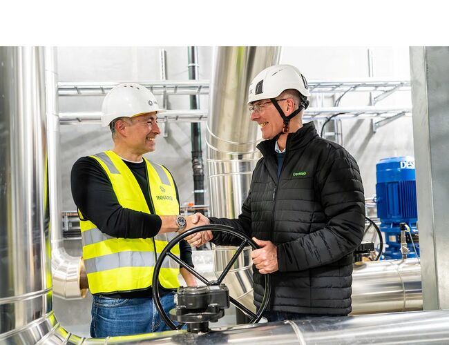 Samir Abboud, administrerende direktør i Innargi, og Bjarne Munk Jensen, administrerende direktør i Kredsløb, avbildet under åpningen av det geotermiske fjernvarmeanlegget i Aarhus. Foto: Innargi Samir Abboud, administrerende direktør i Innargi, og Bjarne Munk Jensen, administrerende direktør i Kredsløb, avbildet under åpningen av det geotermiske fjernvarmeanlegget i Aarhus. Foto: Innargi
