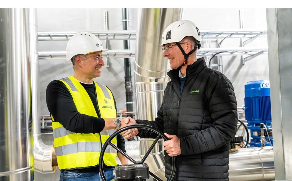 Samir Abboud, administrerende direktør i Innargi, og Bjarne Munk Jensen, administrerende direktør i Kredsløb, avbildet under åpningen av det geotermiske fjernvarmeanlegget i Aarhus. Foto: Innargi Samir Abboud, administrerende direktør i Innargi, og Bjarne Munk Jensen, administrerende direktør i Kredsløb, avbildet under åpningen av det geotermiske fjernvarmeanlegget i Aarhus. Foto: Innargi