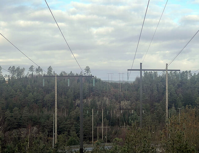 De to linjene inn til Timenes transformatorstasjon i Kristiansand er nå temperatur-oppgradert, og har fått en kapasitetsøkning på ca. 15 prosent. Foto : Glitre Nett
