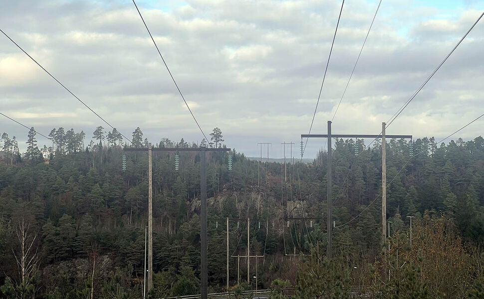 De to linjene inn til Timenes transformatorstasjon i Kristiansand er nå temperatur-oppgradert, og har fått en kapasitetsøkning på ca. 15 prosent. Foto : Glitre Nett