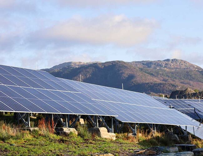 HIM Solkraftverk er det første i Norge som bygges på et lukket avfallsdeponi, og markerer et viktig steg i REMA 1000s arbeid for en mer bærekraftig verdikjede. Foto: Haugaland Kraft HIM Solkraftverk er det første i Norge som bygges på et lukket avfallsdeponi, og markerer et viktig steg i REMA 1000s arbeid for en mer bærekraftig verdikjede. Foto: Haugaland Kraft
