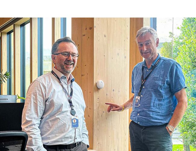 Fagspesialist hos Sparebank 1 Sør-Norge, Sigurd Seglem Asbjørnsen (t.v.), sammen med hovedverneombud Roar Olsen. Foto: Energy Control Fagspesialist hos Sparebank 1 Sør-Norge, Sigurd Seglem Asbjørnsen (t.v.), sammen med hovedverneombud Roar Olsen. Foto: Energy Control