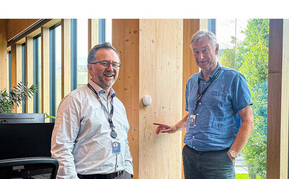 Fagspesialist hos Sparebank 1 Sør-Norge, Sigurd Seglem Asbjørnsen (t.v.), sammen med hovedverneombud Roar Olsen. Foto: Energy Control