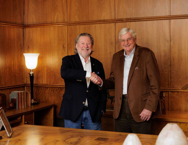 Odd Reitan og Knut Aspelin har signert avtale om etablering av felles selskap i Oslo. Foto Åsmund Holien Mo