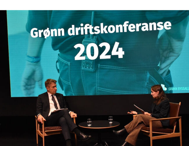 Energiminister Terje Aasland (Ap) i samtale med Mie Fuglseth under Grønn driftskonferanse 2024. Foto: Grønn Byggallianse