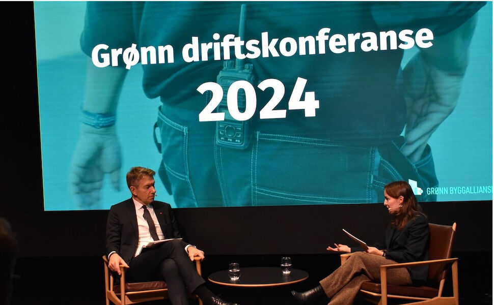 Energiminister Terje Aasland (Ap) i samtale med Mie Fuglseth under Grønn driftskonferanse 2024. Foto: Grønn Byggallianse