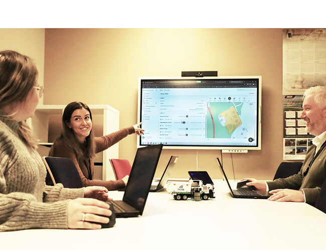 Ansatte i NGIR jobber med Adaptive Renovasjon, den nye plattformen for renovasjonskjeden. Foto: NGIR. Ansatte i NGIR jobber med Adaptive Renovasjon, den nye plattformen for renovasjonskjeden. Foto: NGIR.