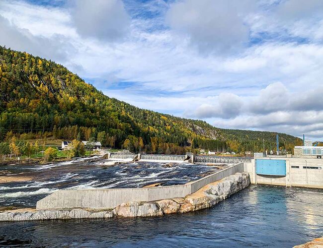 Fennefoss kraftverk ble satt i drift i mars 2023 og har en installert kapasitet på 9,5 MW. Normal årsproduksjon er 59 GWh, som tilsvarer det gjennomsnittlige energibehovet til rundt 3 000 boliger. Foto: Å Energi