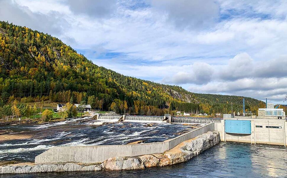Fennefoss kraftverk ble satt i drift i mars 2023 og har en installert kapasitet på 9,5 MW. Normal årsproduksjon er 59 GWh, som tilsvarer det gjennomsnittlige energibehovet til rundt 3 000 boliger. Foto: Å Energi