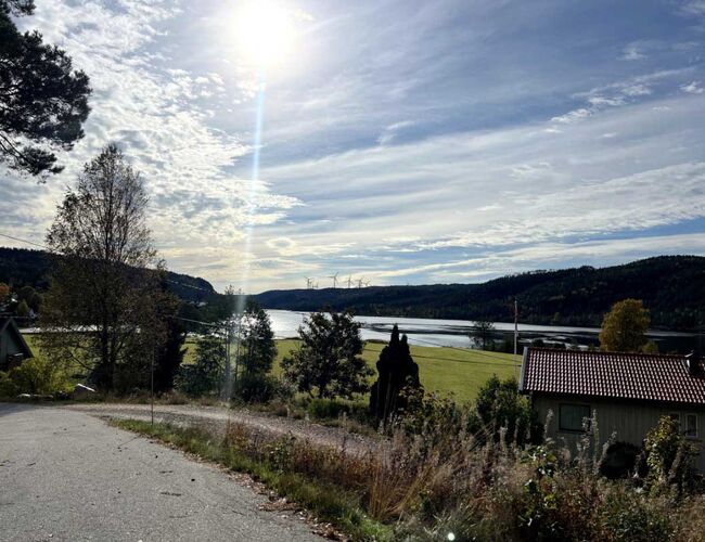 Birkenes energipark slik den kan se ut på avstand fra Herefoss. Bildet er en foreløpig illustrasjon. Prosjektet må utredes før detaljerte og presise illustrasjoner kan lages. Illustrasjon: ZEPHYR Birkenes energipark slik den kan se ut på avstand fra Herefoss. Bildet er en foreløpig illustrasjon. Prosjektet må utredes før detaljerte og presise illustrasjoner kan lages. Illustrasjon: ZEPHYR