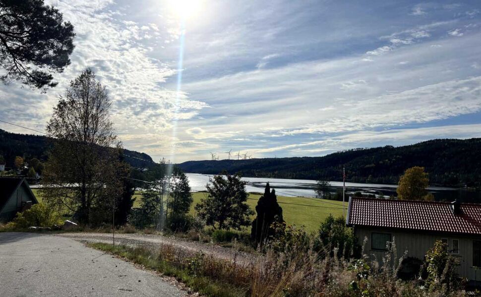 Birkenes energipark slik den kan se ut på avstand fra Herefoss. Bildet er en foreløpig illustrasjon. Prosjektet må utredes før detaljerte og presise illustrasjoner kan lages. Illustrasjon: ZEPHYR