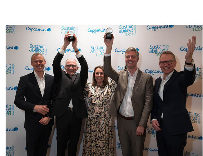 Capgeminis bærekraftpris for 2025 gikk til batteriteknologiselskapet Vianode. Fra venstre Eivind Gjesteland, Capgemini; Burkhard Straube, Vianode; Ane-Marte Weng, Capgemini; Andreas Forfang, Vianode og Karl Thomas Reinertsen,Capgemini. Foto: Capgemini Capgeminis bærekraftpris for 2025 gikk til batteriteknologiselskapet Vianode. Fra venstre Eivind Gjesteland, Capgemini; Burkhard Straube, Vianode; Ane-Marte Weng, Capgemini; Andreas Forfang, Vianode og Karl Thomas Reinertsen,Capgemini. Foto: Capgemini